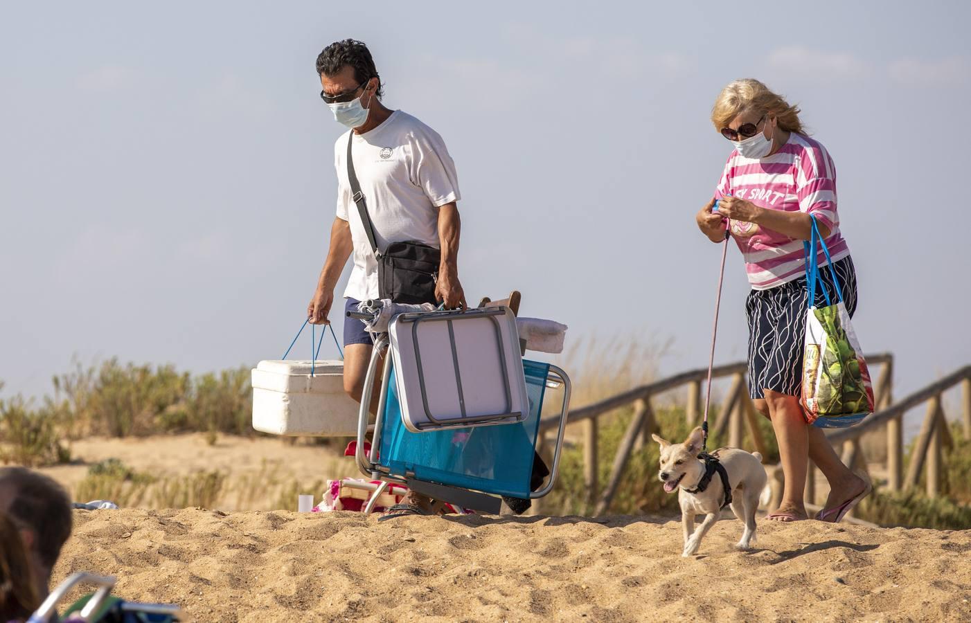 Coronavirus en Andalucía: un paseo por la playa con mascarilla