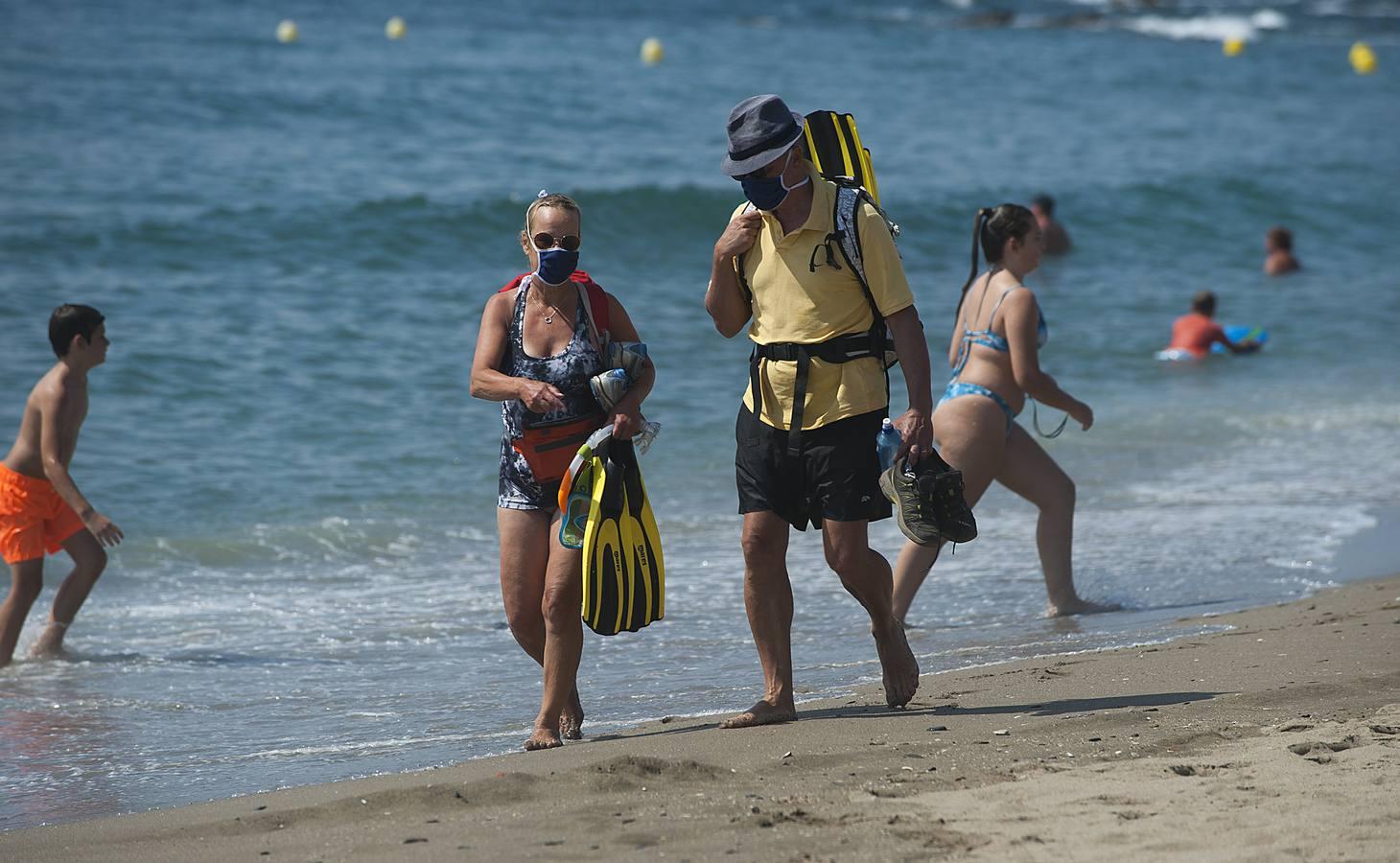 Coronavirus en Andalucía: un paseo por la playa con mascarilla