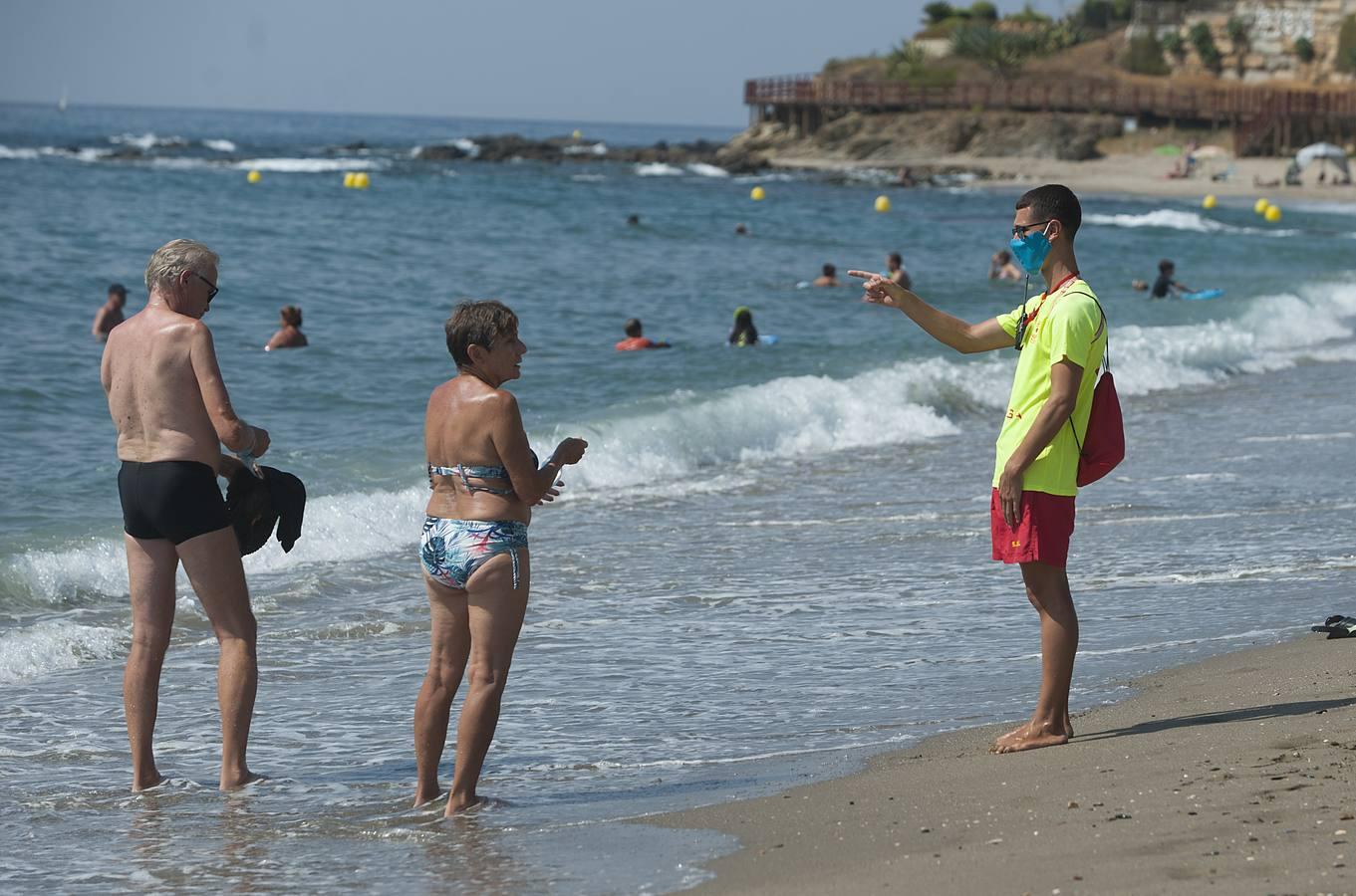 Coronavirus en Andalucía: un paseo por la playa con mascarilla