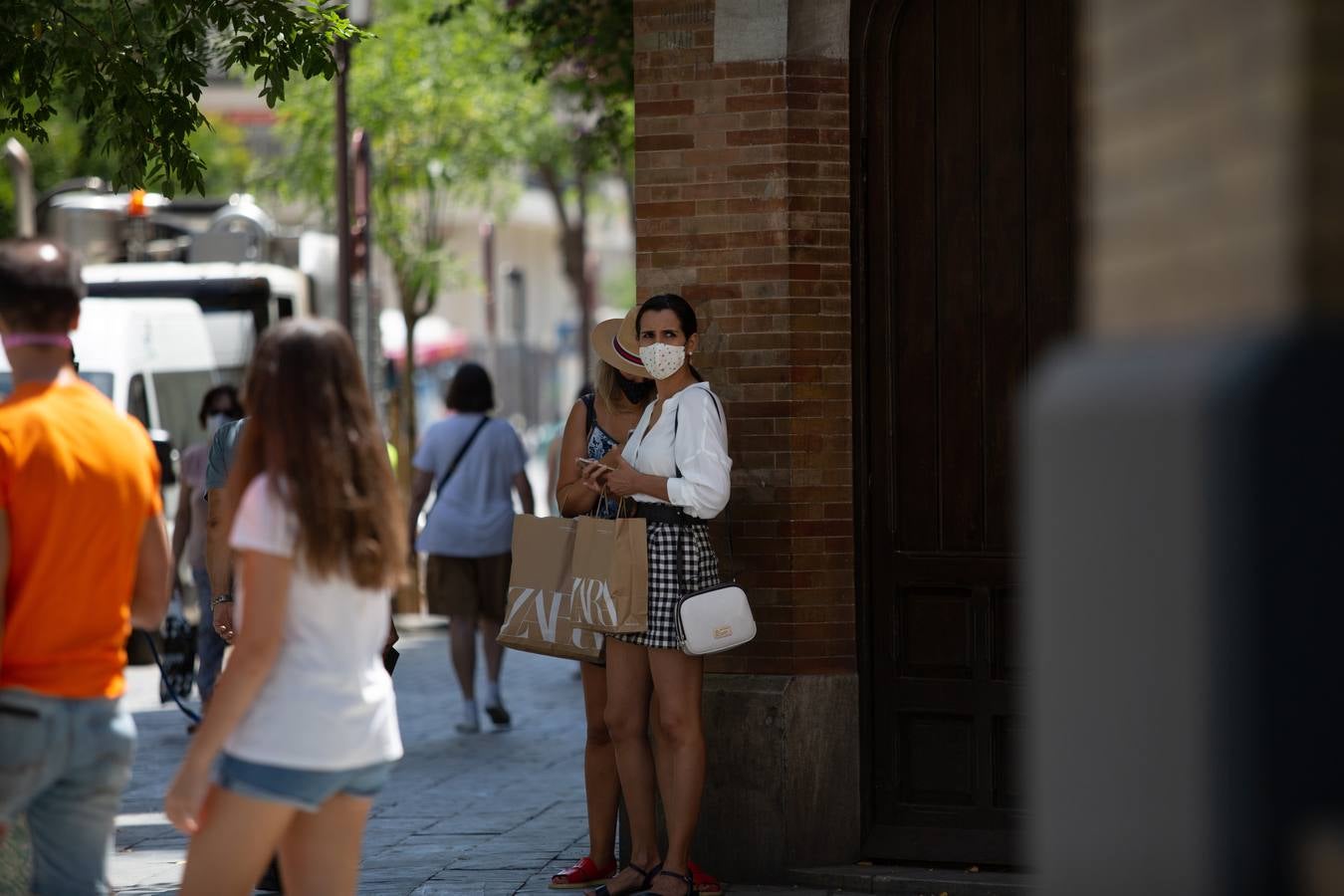 El primer día de mascarillas obligatorias en Sevilla