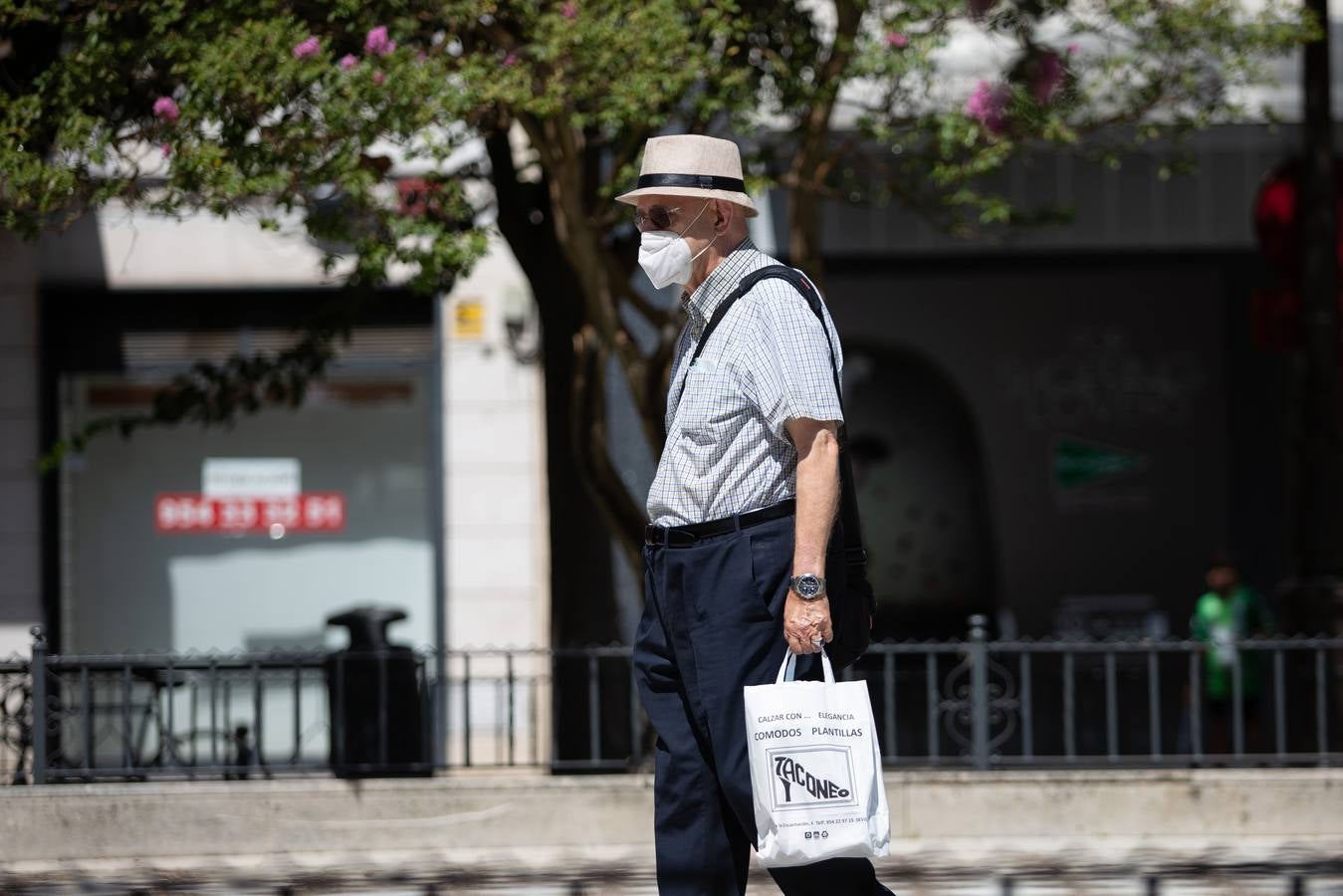 El primer día de mascarillas obligatorias en Sevilla