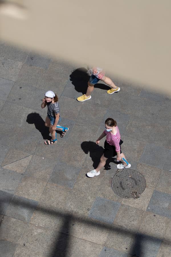 El primer día de mascarillas obligatorias en Sevilla