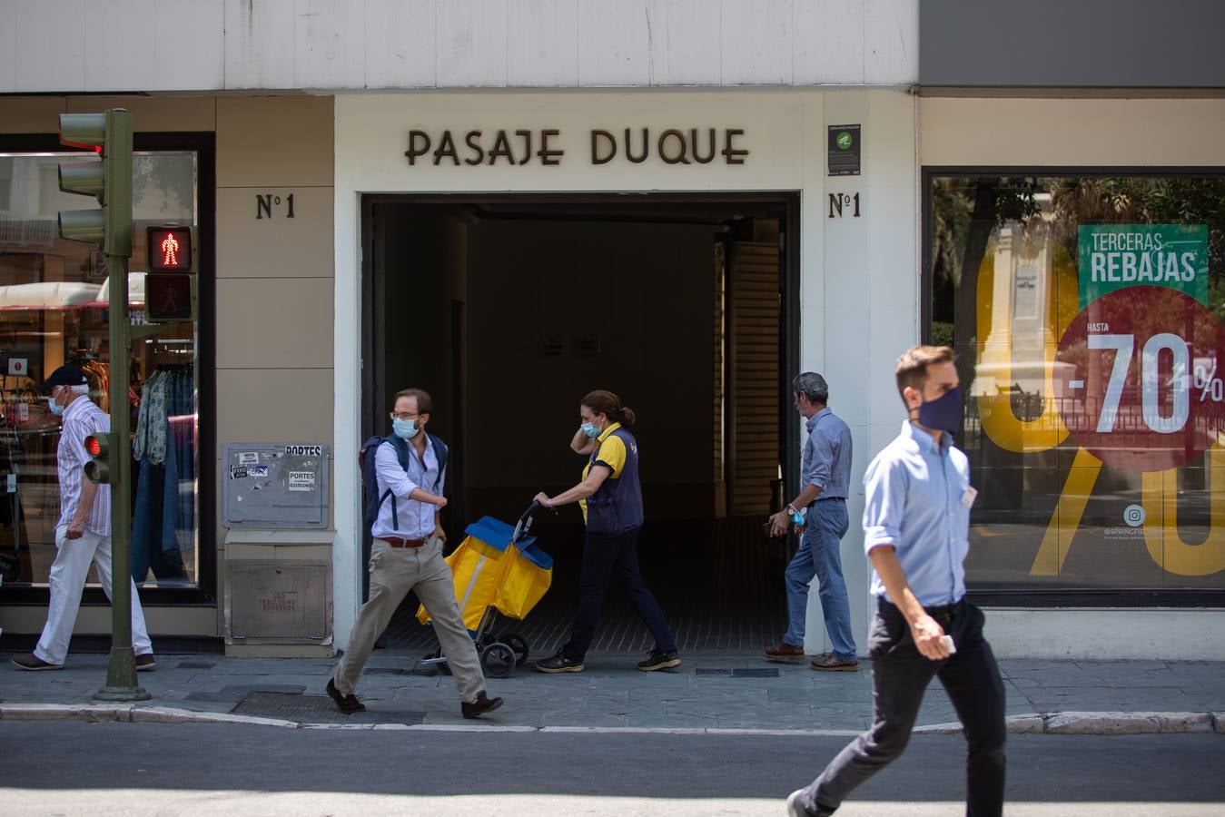 El primer día de mascarillas obligatorias en Sevilla