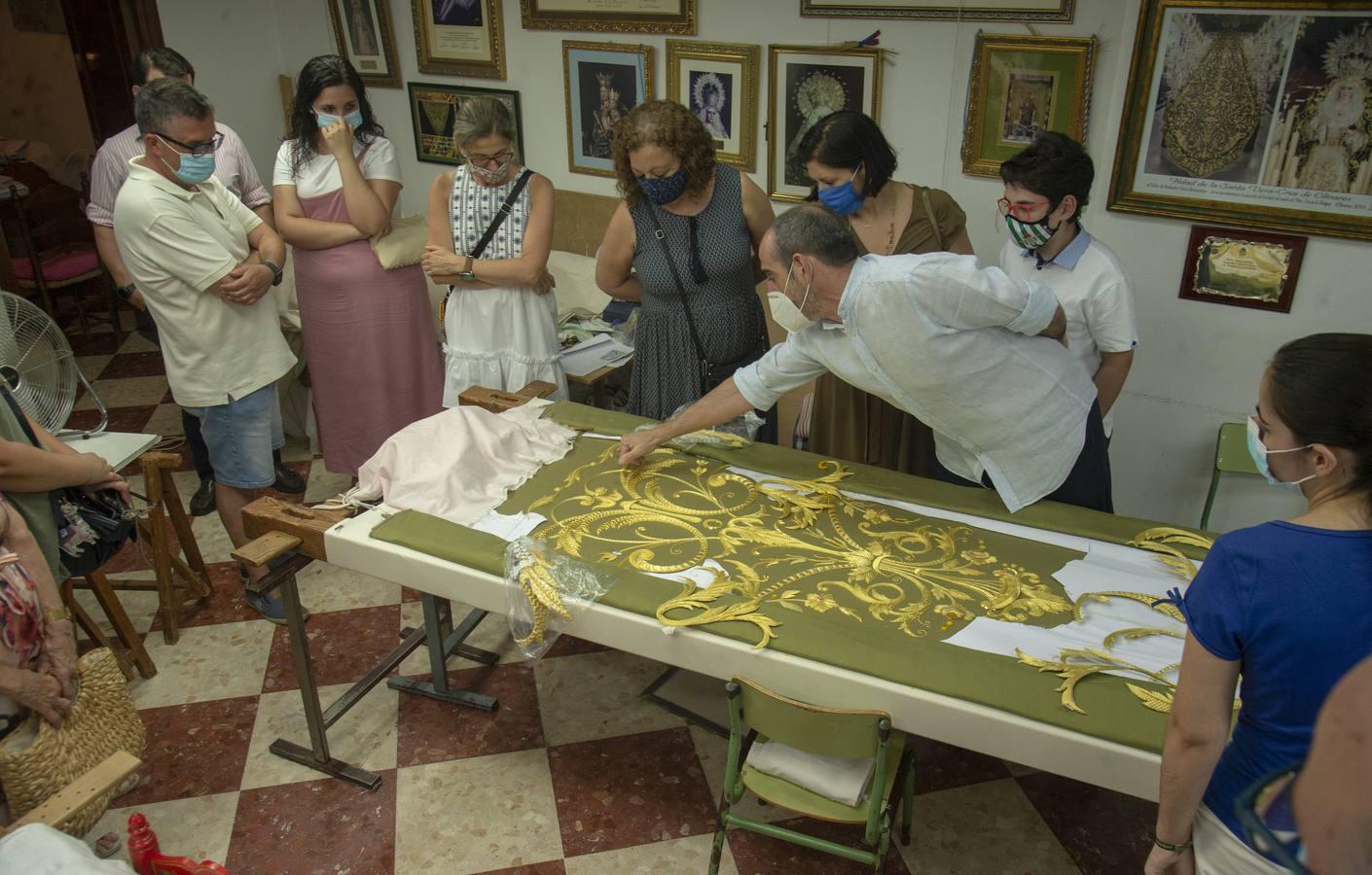 Los bordados del nuevo manto de la Virgen de la Esperanza de la Trinidad