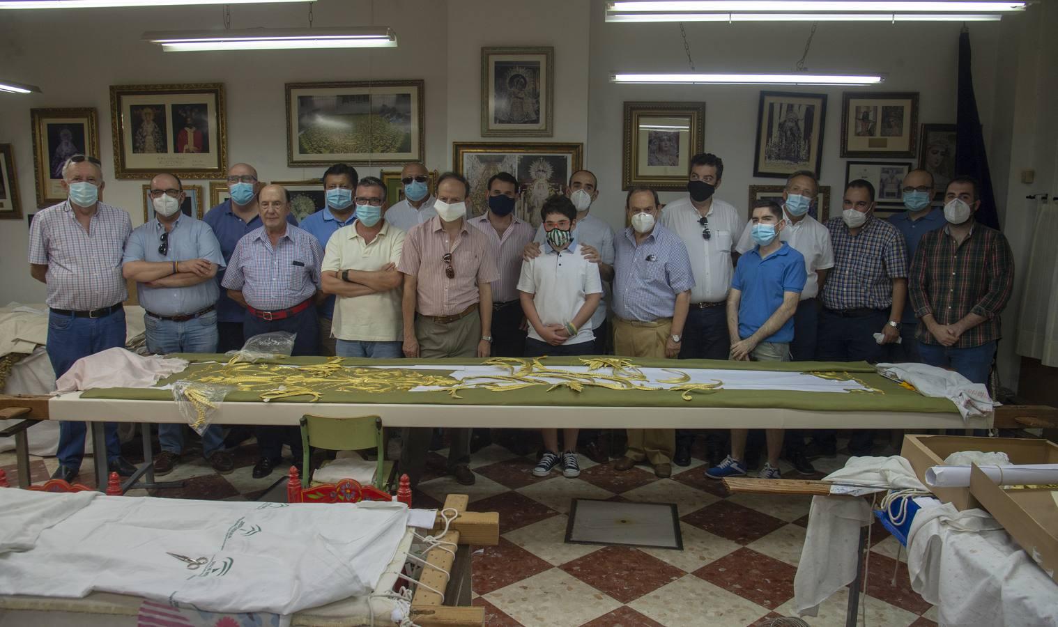 Los bordados del nuevo manto de la Virgen de la Esperanza de la Trinidad