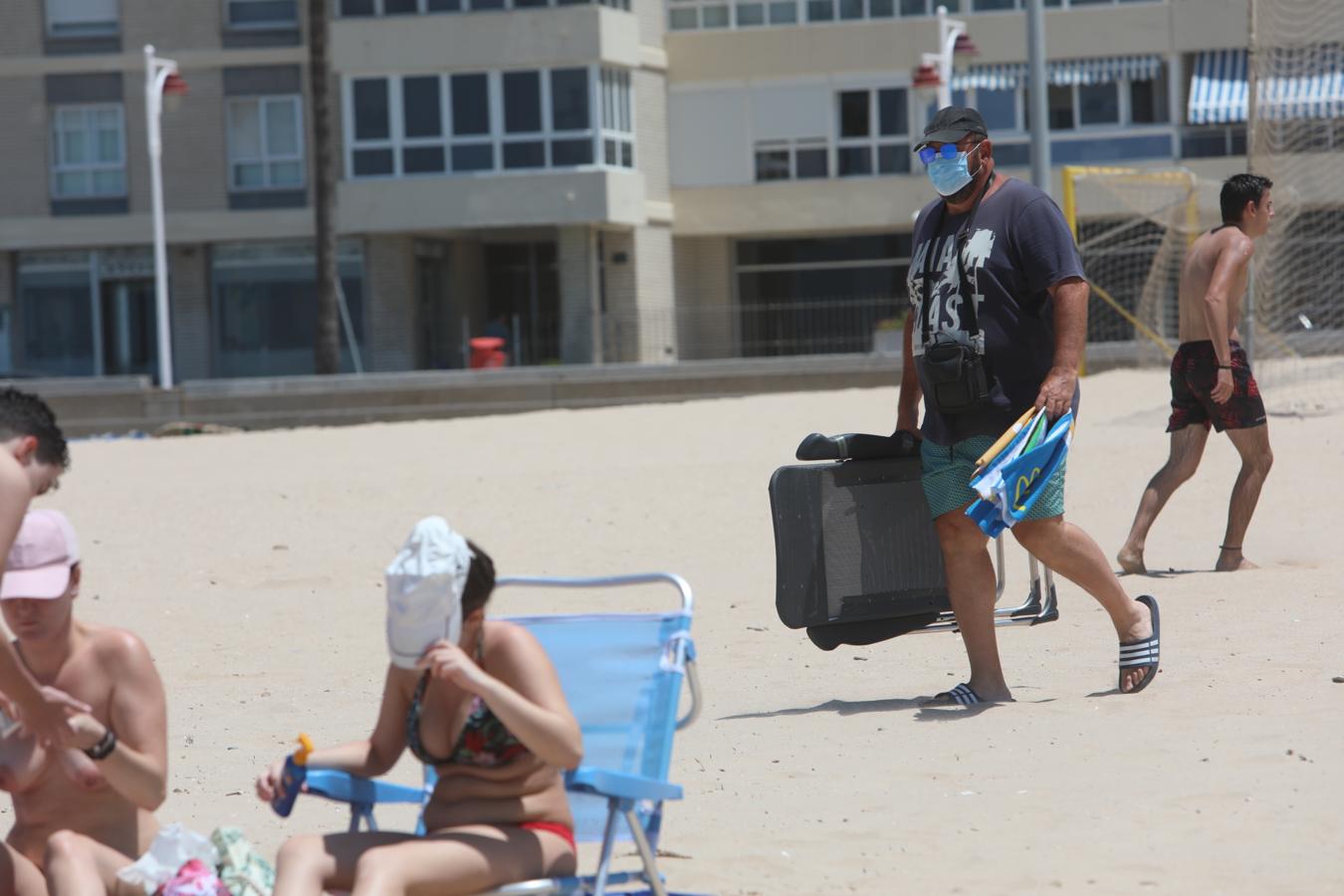 Fotos: Bañistas concienciados en Cádiz con el uso de la mascarilla