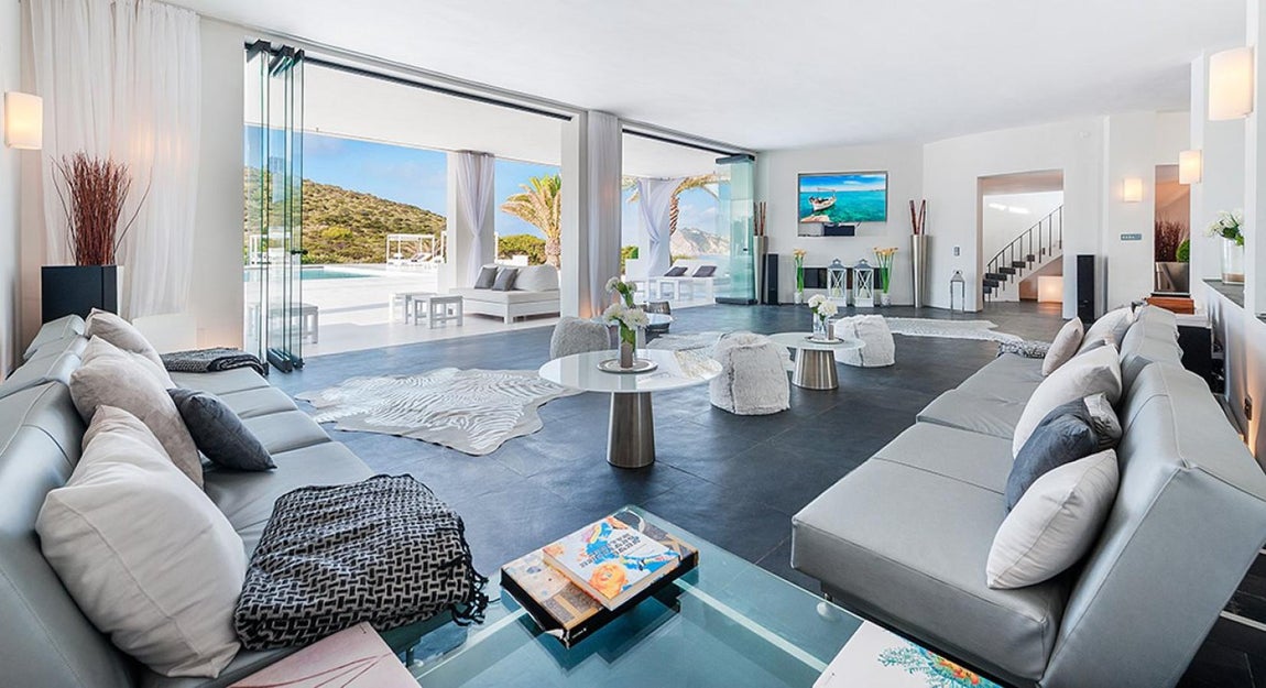 Cinco dormitorios con Spa propio. La residencia cuenta con cinco habitaciones dobles, cada una con vestidor y un gran baño que cuenta con un pequeño Spa, además de terraza con vistas panorámicas al mar. De todas ellas, dos suites son presidenciales, de mayor tamaño y con todo lujo de detalles.