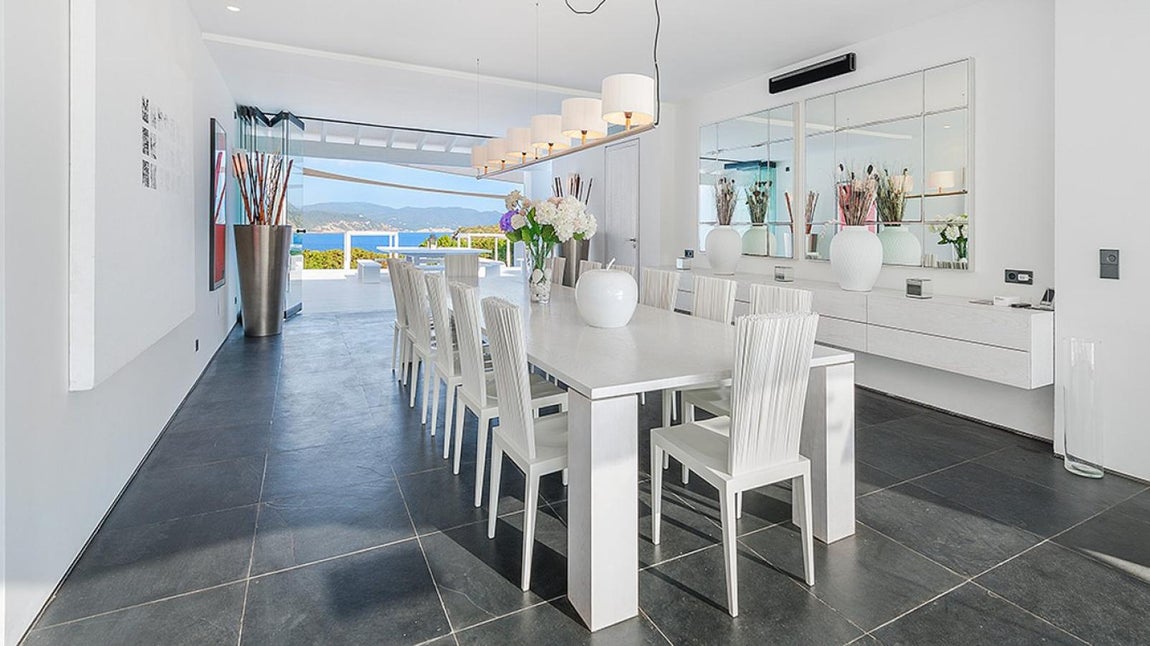 Atención al detalle. Además cuenta con la mejor tecnología y un potente sistema de seguridad tanto presencial como con videovigilancia para ofrecer la máxima tranquilidad.