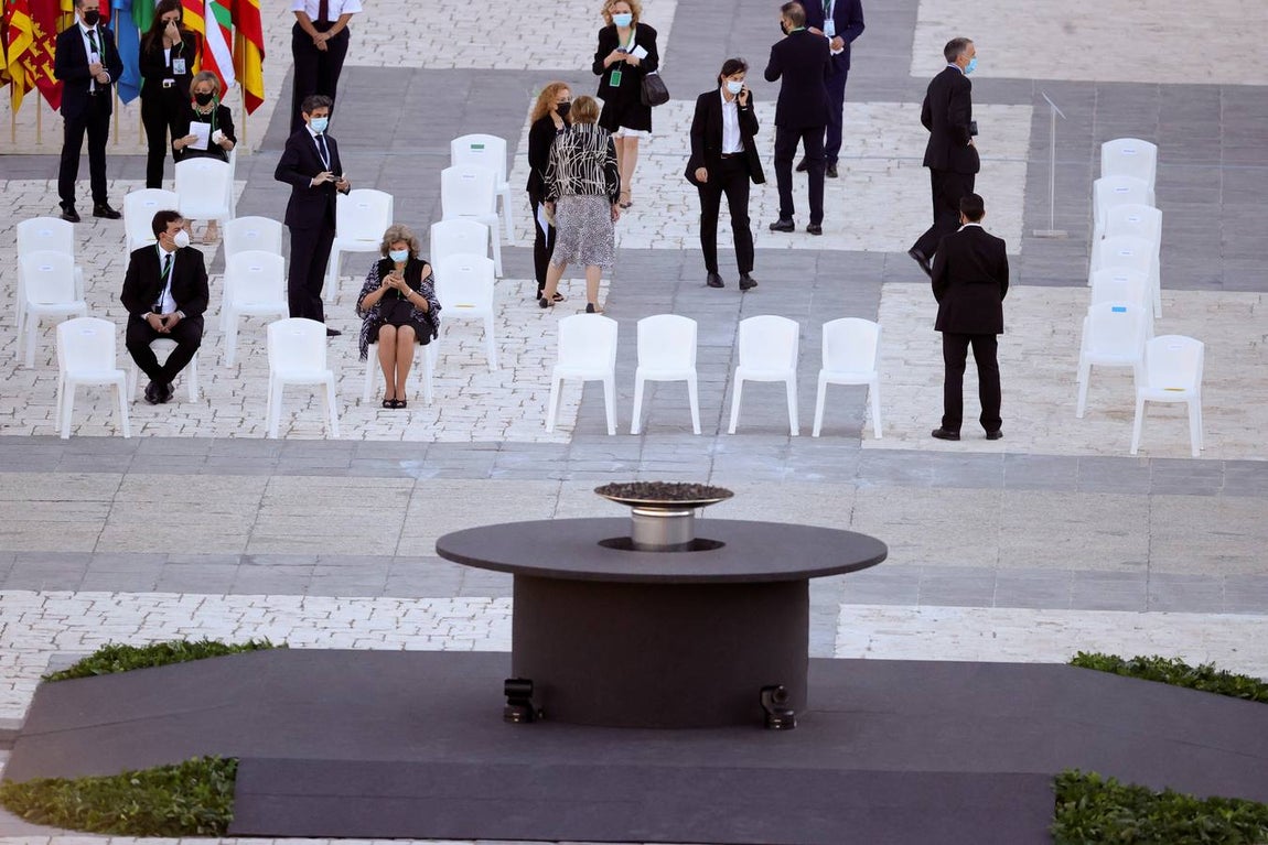 Los primeros asistentes a su llegada a la ceremonia de Estado. 