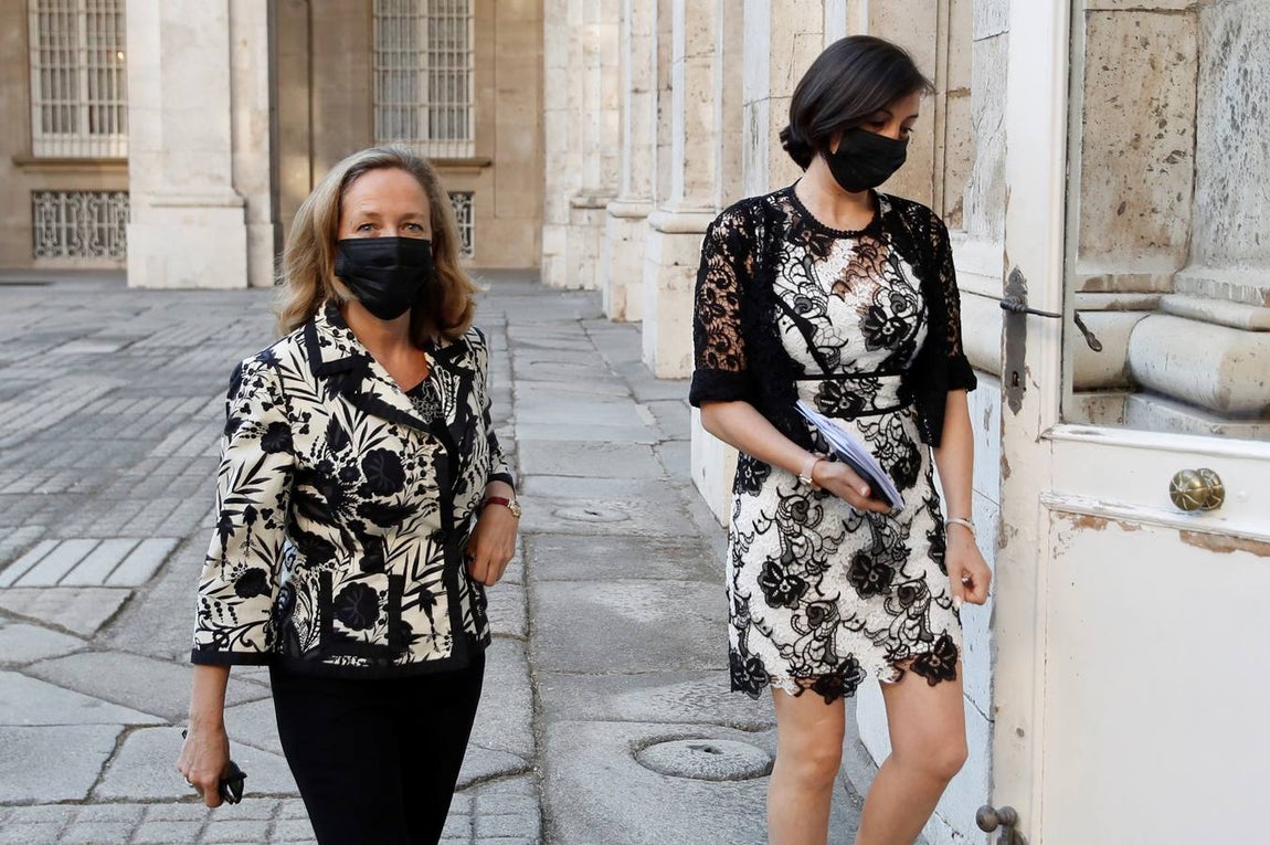 La vicepresidenta tercera del Gobierno y ministra de Asuntos Económicos y Transformación Digital, Nadia Calviño (i), a su llegada a la ceremonia de Estado. 