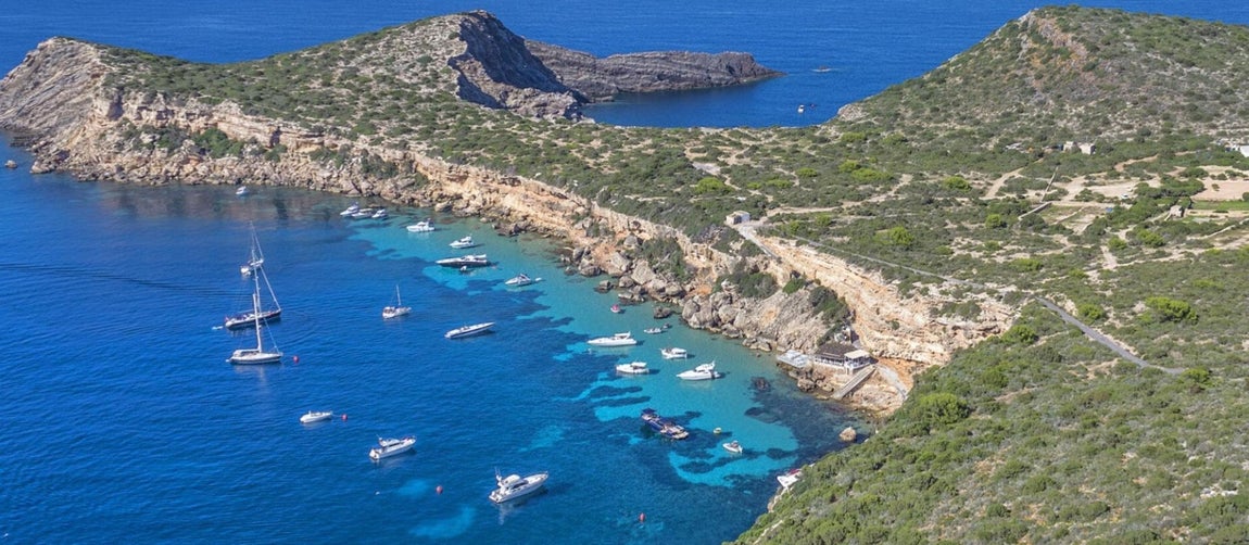 Se puede alquilar por 150.000 euros la semana. Los precios solo la hacen accesible a unos pocos bolsillos, pues oscila entre los 150.000 euros la semana. En cuanto a sus orígenes, resultan bastante curiosos, pues pertenecía a Mathias Khun, el empresario alemán ex pareja de Norma Duval, que decidió monetizarla transformándola en un pequeño paraíso a dos horas de Ibiza.