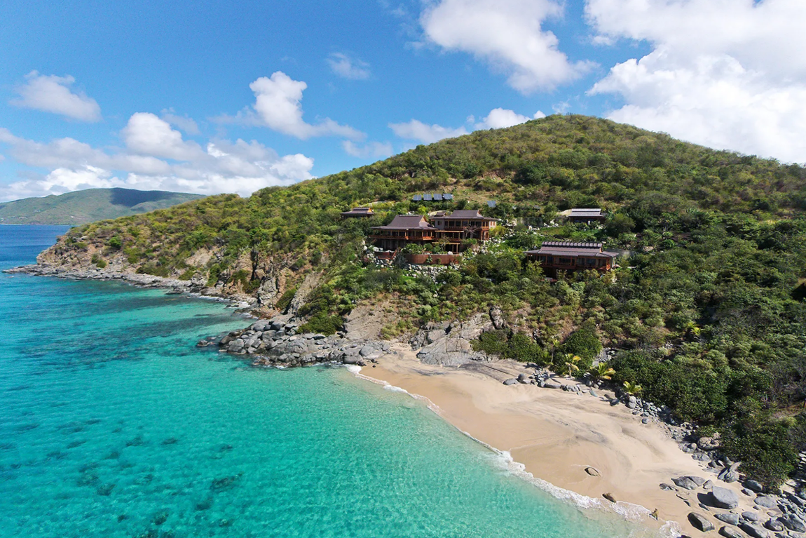 Little Dix Bay, Virgin Gorda, Islas Vírgenes Británicas. Villa Katsura es una finca residencial de casi 2.200 metros cuadrados ubicada en la península de Little Dix Bay, en las Islas Vírgenes Británicas. La vivienda, de inspiración asiática, es un santuario que ofrece lo último en lujo. Está dividida en tres pabellones: la casa principal, una exclusiva suite con todo lujo de detalles y la casa de la playa que cuenta con tres habitaciones.