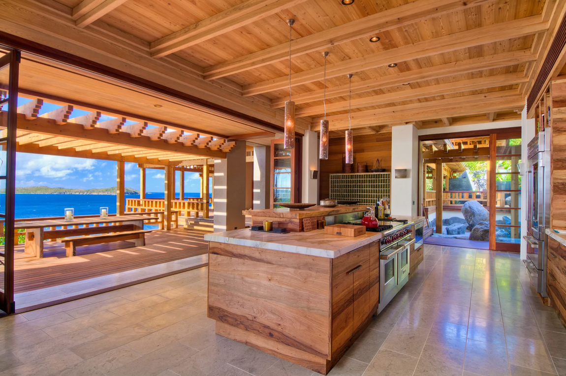 Little Dix Bay, Virgin Gorda, Islas Vírgenes Británicas. Bajo la casa principal, enclavada en las rocas y rodeada de jardines, está la zona de relax compuesta por una piscina climatizada, spa, baños de vapor, fogatas y cascadas. Para conocer su precio es necesario consultar a Sotheby's International Realty.