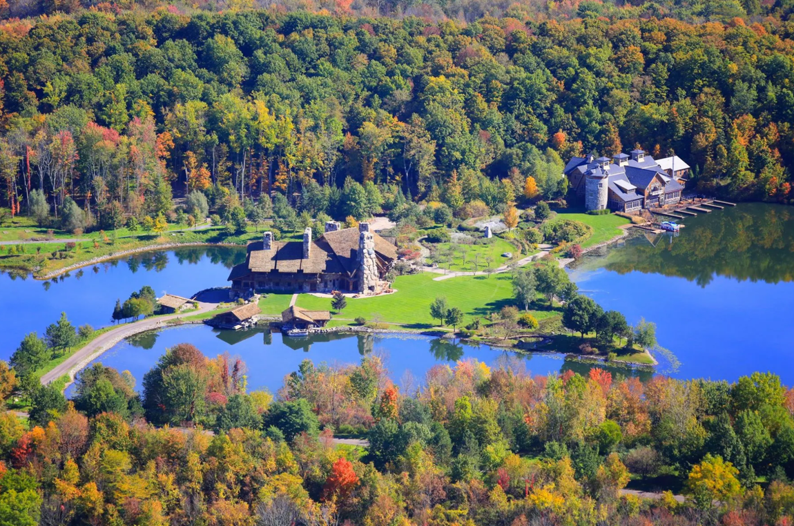 Savannah, Nueva York, Estados Unidos. Esta majestuosa casa, rodeada de exuberante naturaleza, se encuentra en Savannah Dhu, una zona de Nueva York que parece un mundo en sí mismo. La casa cuenta con diez habitaciones, diez cuartos de baño y cuatro aseos.