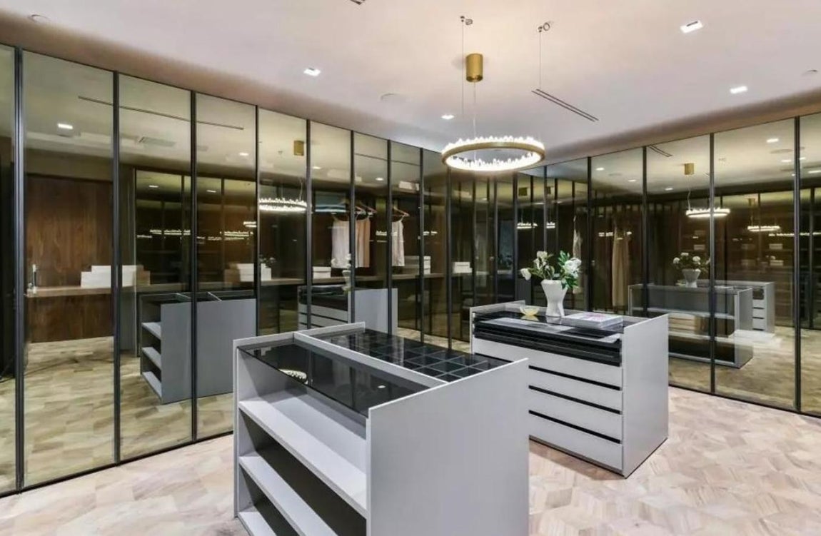 Atención al detalle. Conociendo su pasión por la moda tampoco es de extrañar que el dormitorio principal posea un vestidor de estas dimensiones, que no tiene nada que envidiar a los de las tiendas de lujo.