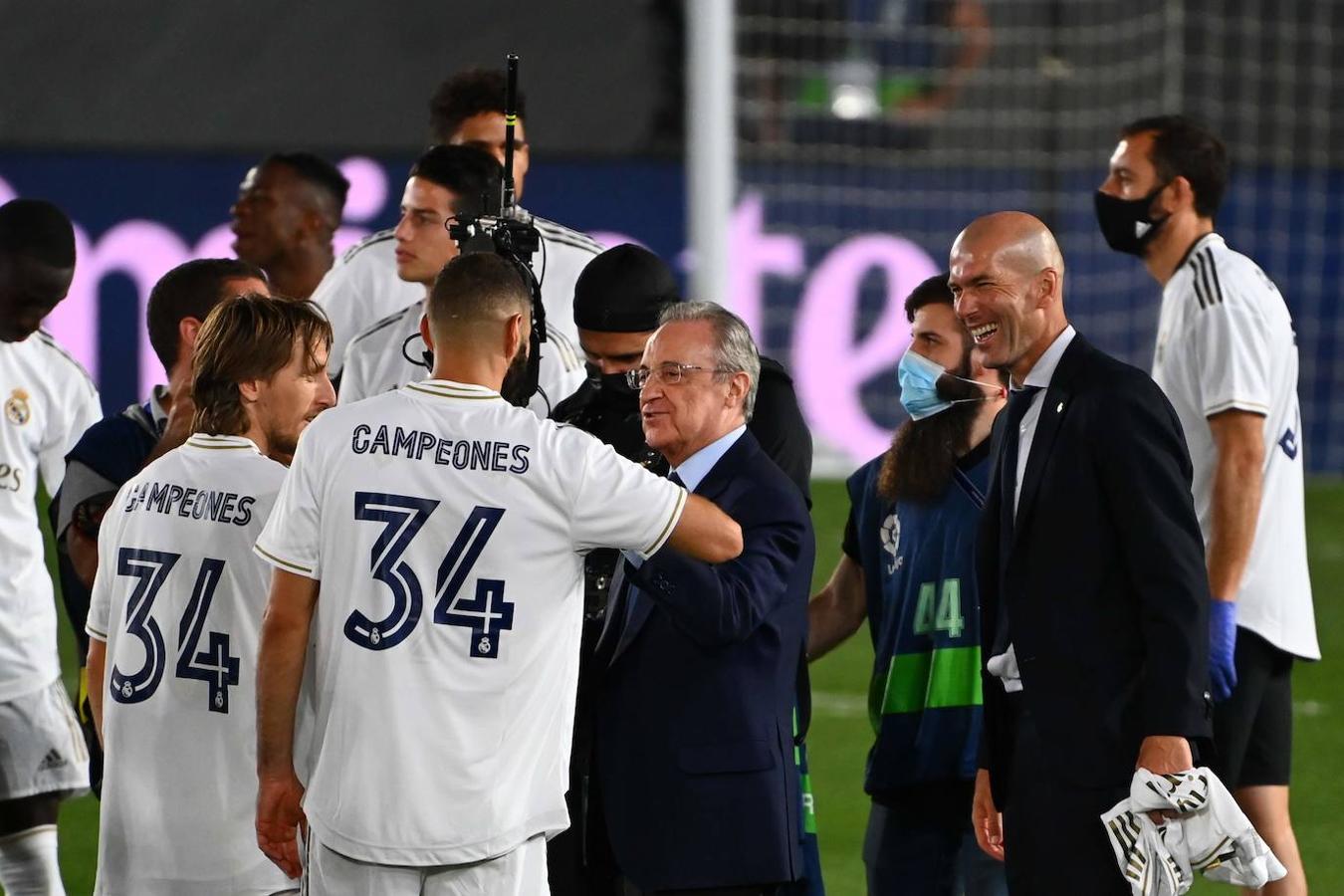 Florentino Pérez bajó al césped para felicitar a los jugadores. 