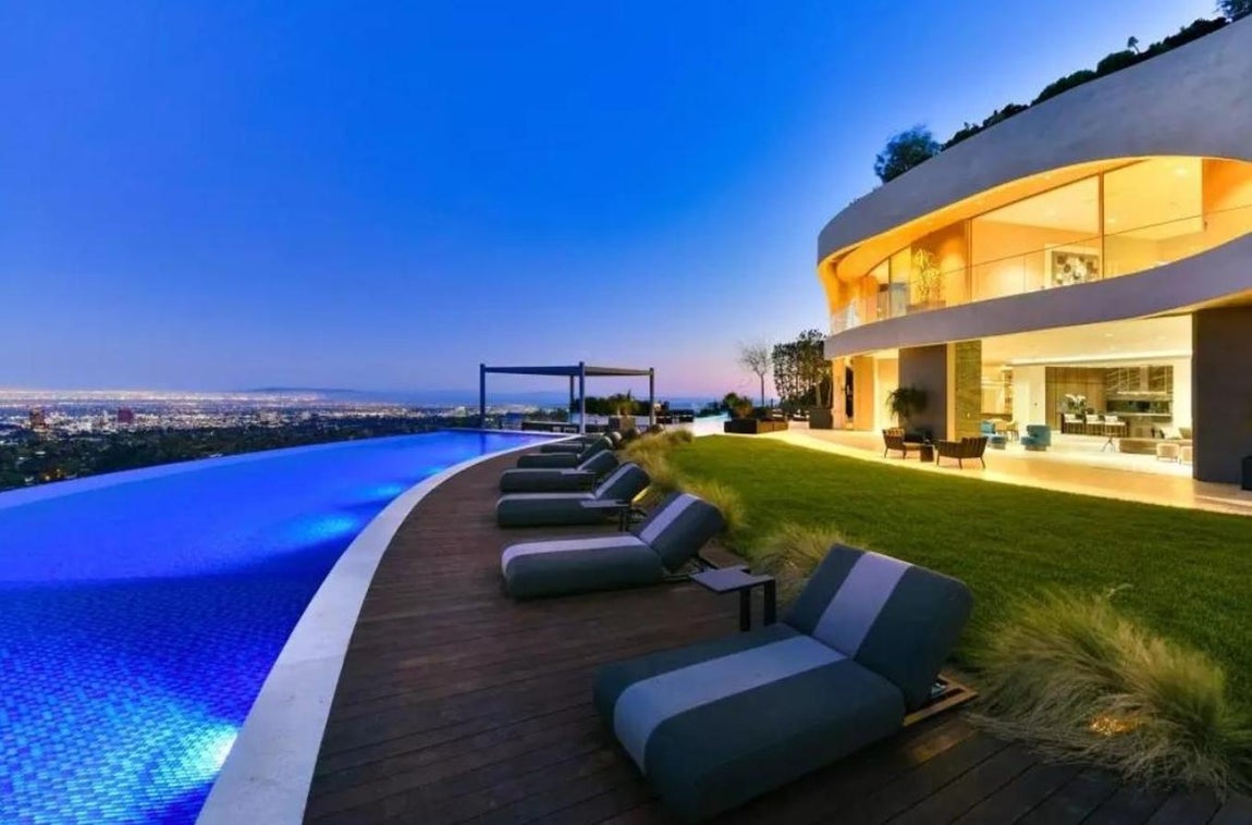 Vistas privilegiadas. El jardín es otro de los puntos clave, con una gran piscina rectangular que ofrece unas vistas privilegiadas de la ciudad.