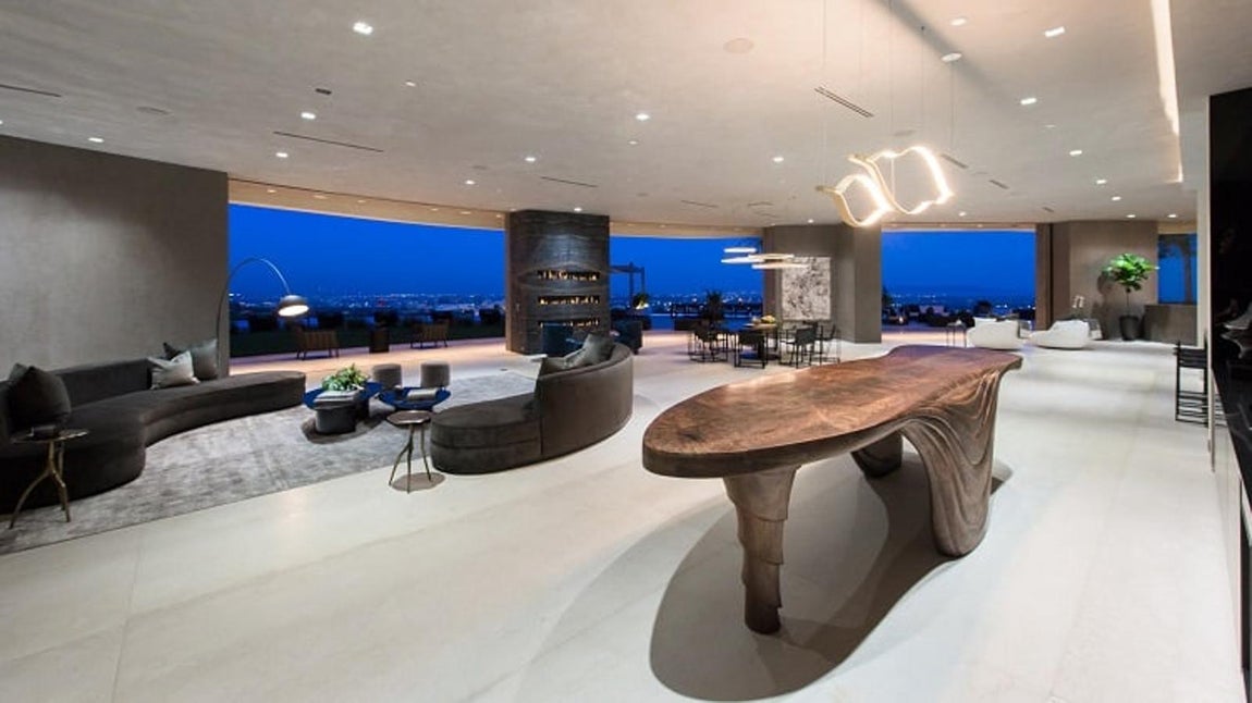 Espacios abiertos. En el interior la mayoría de las estancias se basan en los espacios abiertos con grandes ventanales que comunican con el jardín principal y ofrecen unas vistas privilegiadas.