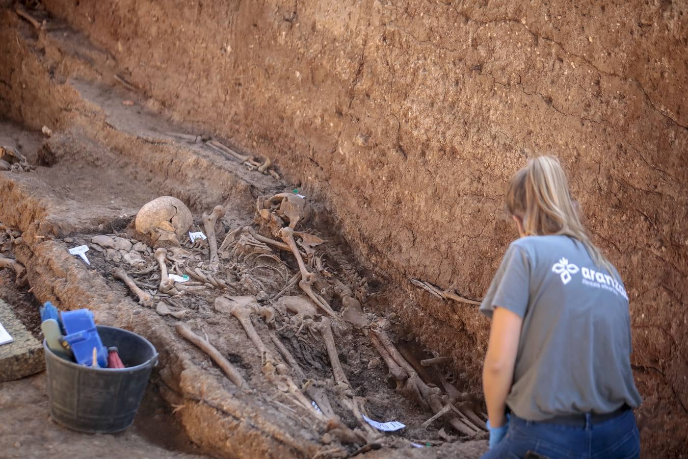 Visita de autoridades a la fosa común de Pico Reja