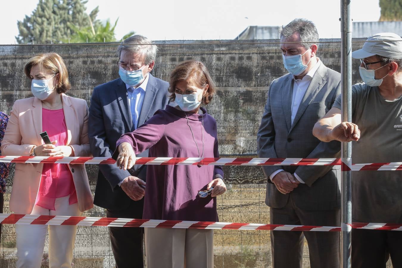 Visita de autoridades a la fosa común de Pico Reja