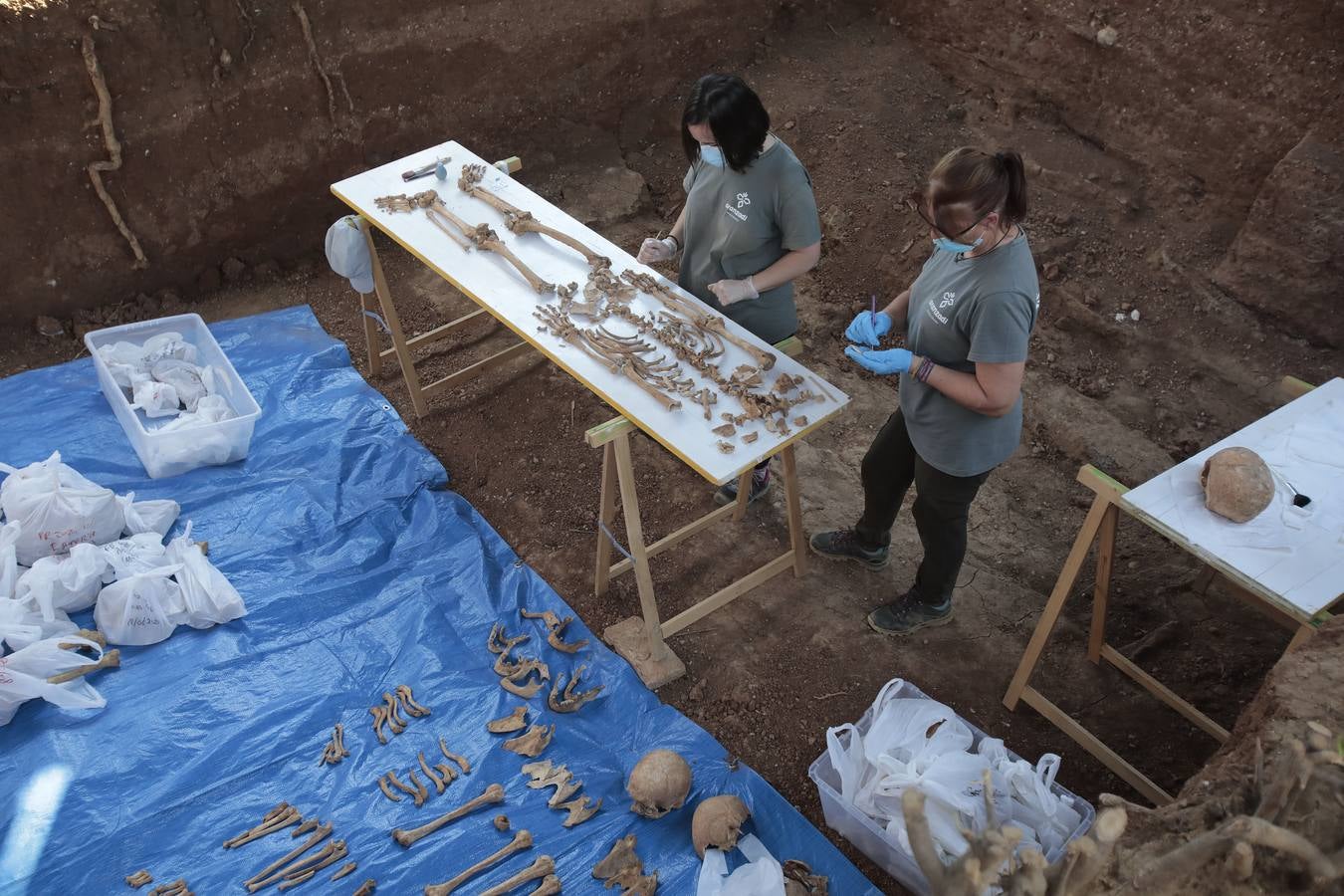 Visita de autoridades a la fosa común de Pico Reja