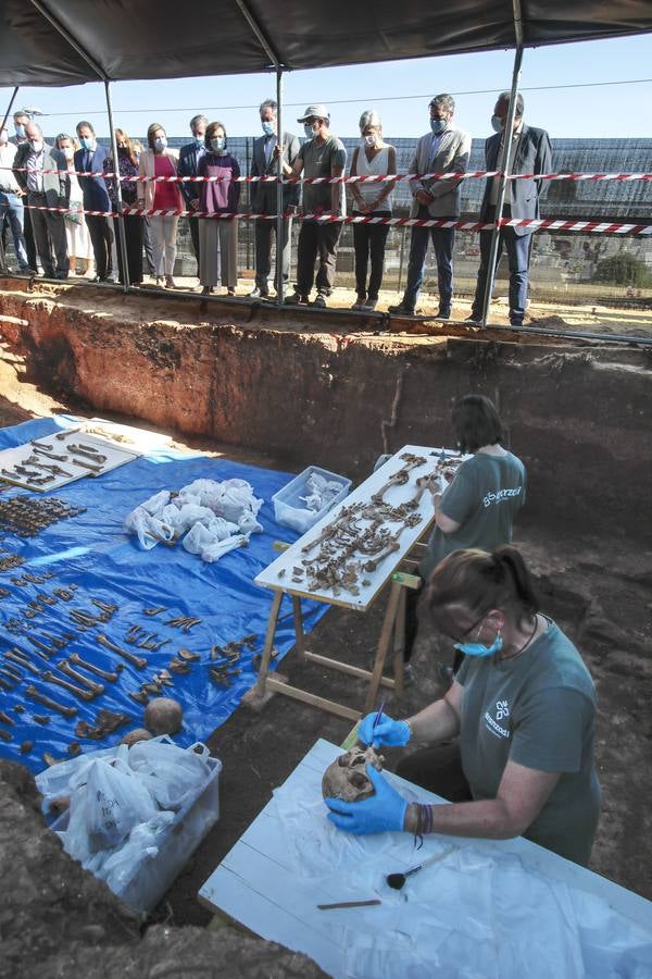 Visita de autoridades a la fosa común de Pico Reja