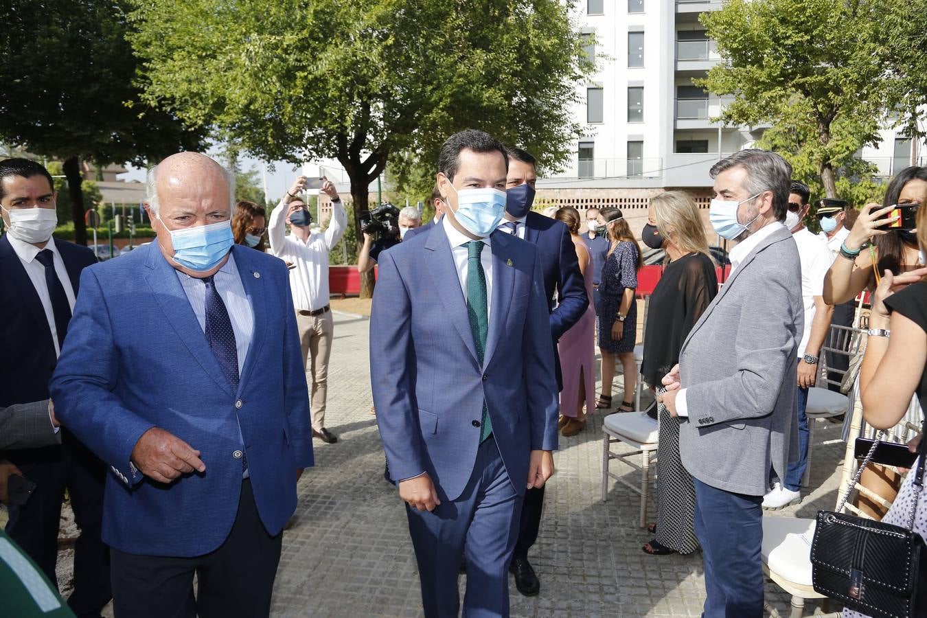 En imágenes, la inauguración en Córdoba de la escultura en honor a los sanitarios