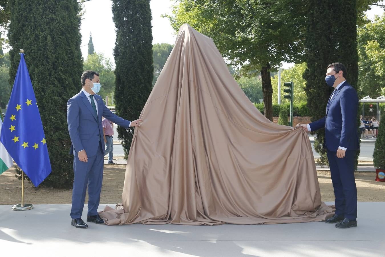 En imágenes, la inauguración en Córdoba de la escultura en honor a los sanitarios