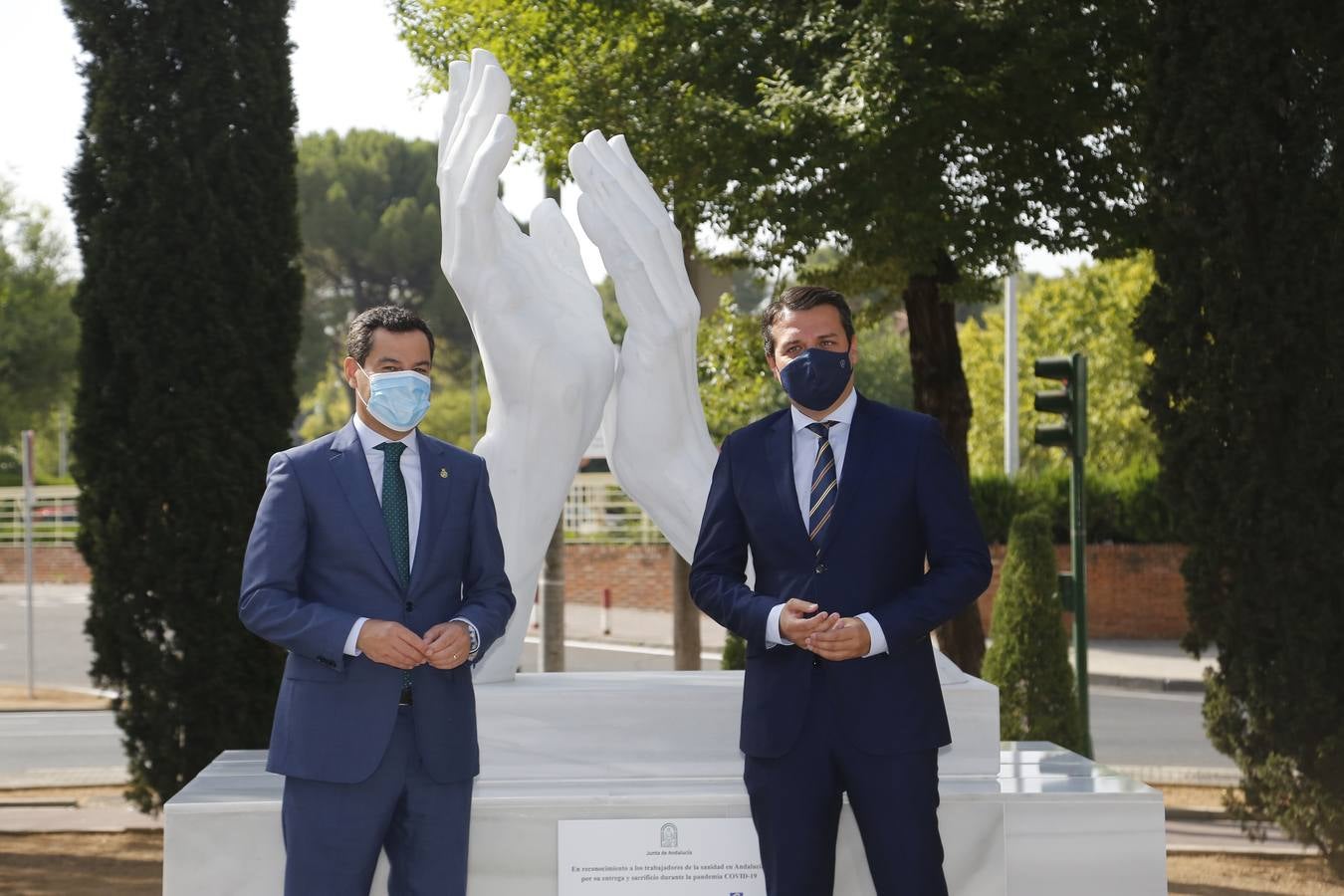 En imágenes, la inauguración en Córdoba de la escultura en honor a los sanitarios