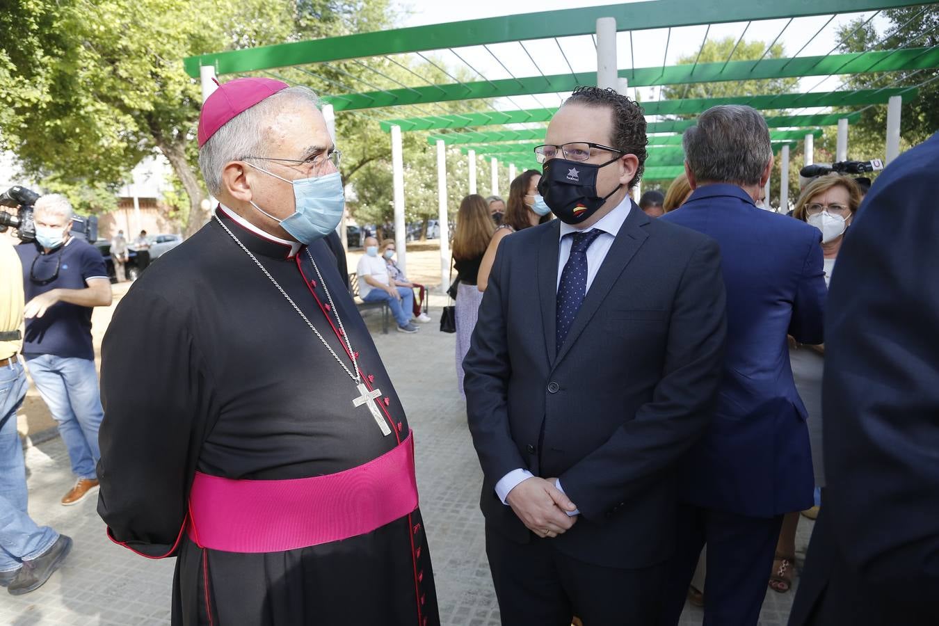 En imágenes, la inauguración en Córdoba de la escultura en honor a los sanitarios