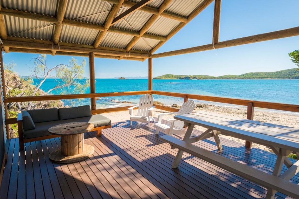 Cinco bungalows. Pumpkin Island posee cinco bungalows de estilo rústico con capacidad para acoger cómodamente a 34 personas, e incluye otra casa para el servicio. Todas las instalaciones son sostenibles y funcionan con energía solar.