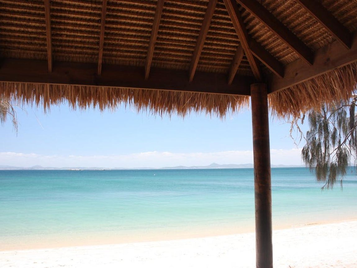 Lujo y relax. De las cinco edificaciones dos de ellas son “Deluxe” y poseen Spa, sala de juegos, biblioteca, lounge bar, helipuerto, dos amarres y un pequeño bote personalizado con capacidad para 36 personas.