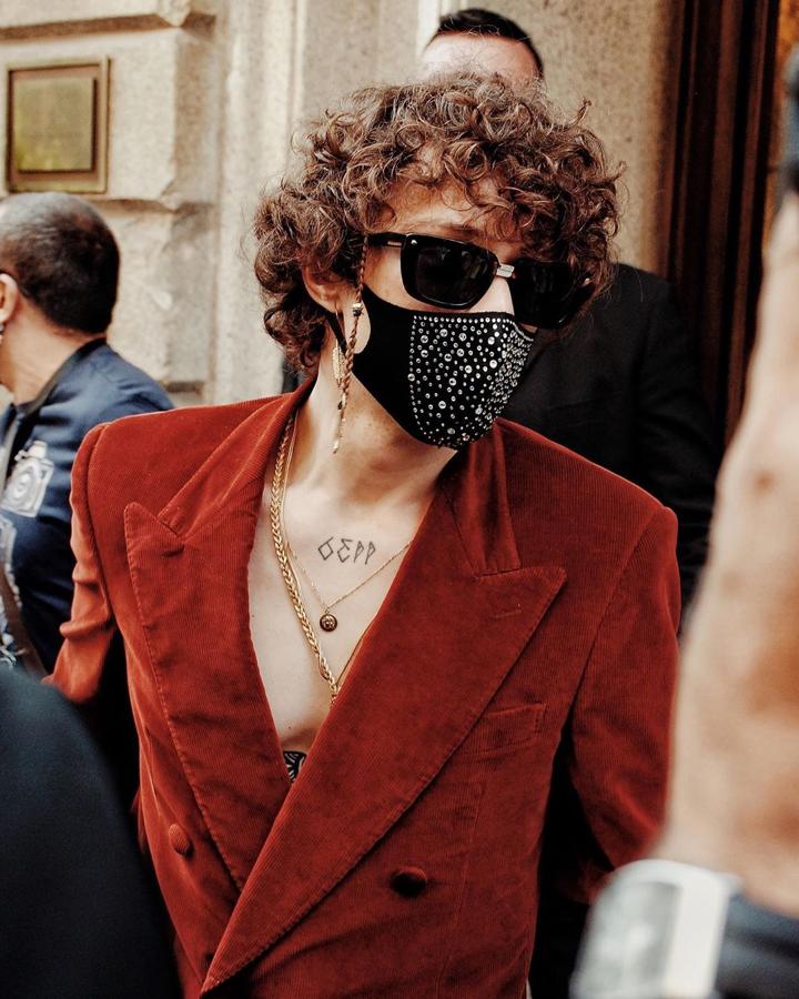 Mascarilla, el nuevo accesorio de moda. A la fuerza, las mascarillas han venido para quedarse. Un instrumento que ha pasado de medida de protección contra el Covid-19 a convertirse en un accesorio indispensable para los amantes de las tendencias. Las firmas han visto en ellas una nueva tendencia en la que invertir y no han dudado en realizar modelos para todos los gustos. Desde los más clásicos a los más extravagantes en los que no faltan los prints y paillettes. A continuación te mostramos nuestros favoritos para lucir con tus mejores galas.