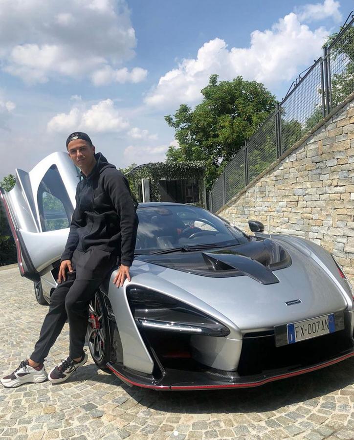 Cristiano Ronaldo. Uno de los últimos “juguetes” que ha añadido el jugador de la Juventus a su exclusiva colección es este flamante McLaren Senna del que solo se fabricaron 500 unidades.