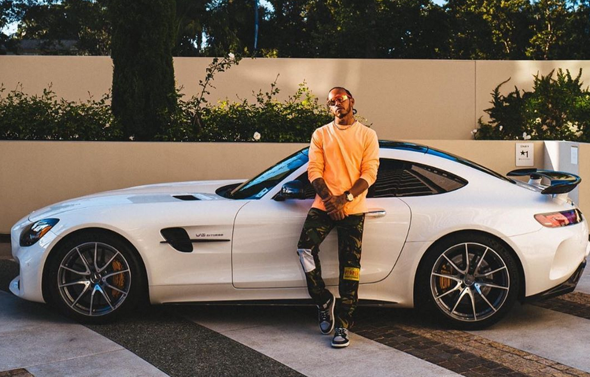 Lewis Hamilton. Lewis Hamilton, como piloto de la escudería Mercedes, tiene una larga lista de vehículos de la firma en su garaje privado, además de unos cuentos Ferrari, Pagani y Ford. Su lista cuenta con verdaderas joyas de coleccionista y súper deportivos como este Mercedes AMG GT R.