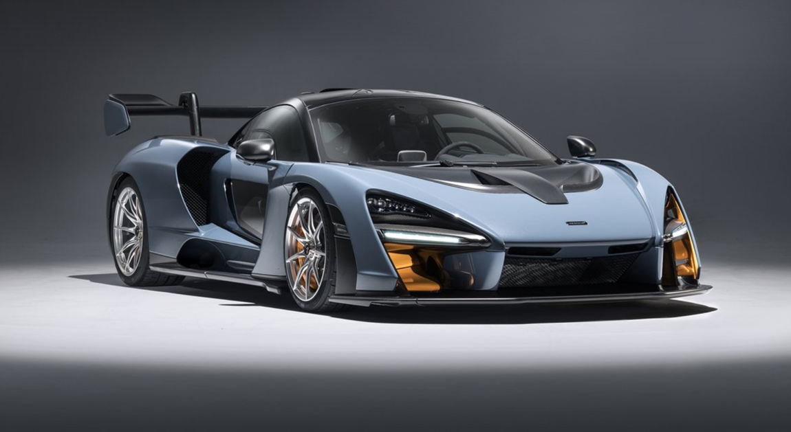 McLaren Senna. Este deportivo dispone de un motor 4.0 V8 que genera 800 CV, pasa de 0 a 100 km/h en 2,8 segundos y alcanza una velocidad máxima de 350 km/h. Su aerodinámica está diseñada para mantenerlo pegado al asfalto. Su precio va desde los 850.000 euros.