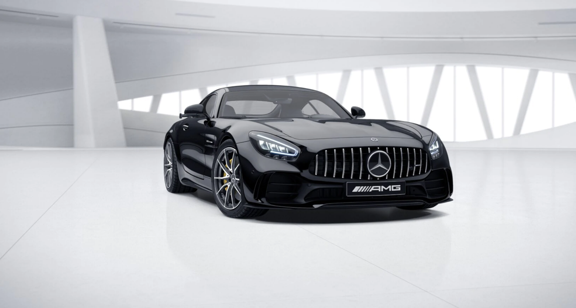 Mercedes AMG GT R. Este Mercedes es la versión más radical y deportiva de la gama, además de la más potente. Dispone de un motor V8 biturbo AMG de 4.0 litros que ofrece 557 CV. El vehículo es capaz de ponerse de 0 a 100 km/h en solo 3,6 segundos y su velocidad punta es de 318 km/h. Su precio va desde los 210.000 euros.
