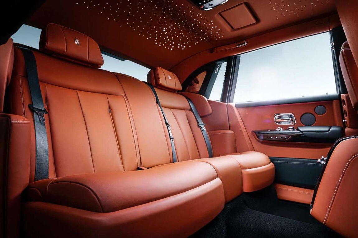 Rolls Royce Phantom. Este vehículo, que es pura elegancia, cuenta con un motor de doce cilindros con 6.75 litros de desplazamiento y doble turbocompresor que entrega 571 CV de potencia. Su diseño interior es otro de sus grandes atractivos. Materiales de primera calidad, una gran cantidad de extras y ciertas pinceladas tecnológicas que no perturban en absoluto esa atmósfera de exclusividad que representa Rolls-Royce. Su precio va desde los 500.000 euros.