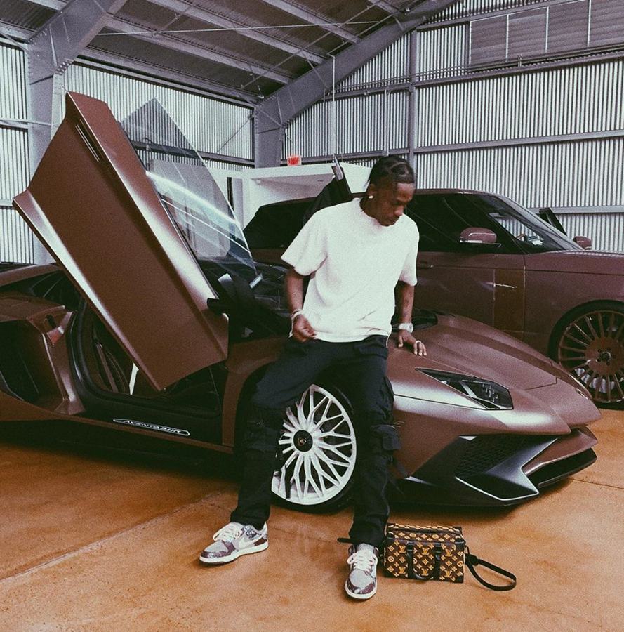 Travis Scott. Al rapero, amante de los jets y los coches, le gusta personalizar sus vehículos,darles ese toque tan personal que tiene. Así es el caso de este Lamborghini Aventador SV, el cual cambió de color y le agregó una especie de rayo en la parte trasera para darle un toque más agresivo.