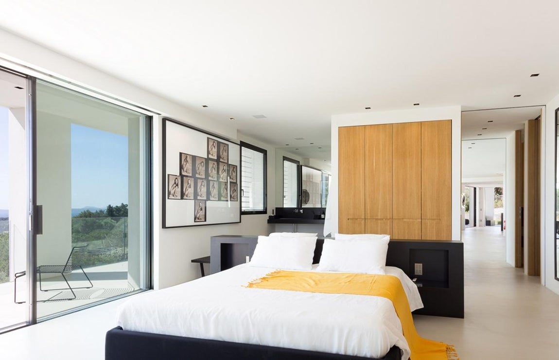 4 dormitorios de tipo suite. En cuanto a las habitaciones, posee cuatro dormitorios de tipo suite con baño y vestidor propios que al igual que el resto de estancias, presentan espacios abiertos y grandes ventanales.