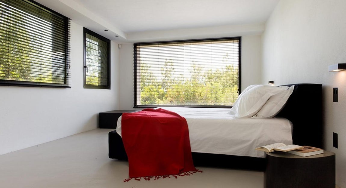 Un remanso de paz. En vista de todos los detalles y su elaborada arquitectura, no hay duda de que es un remanso de paz en la zona más exclusiva de Cerdeña que parece haber conquistado a la joven pareja.