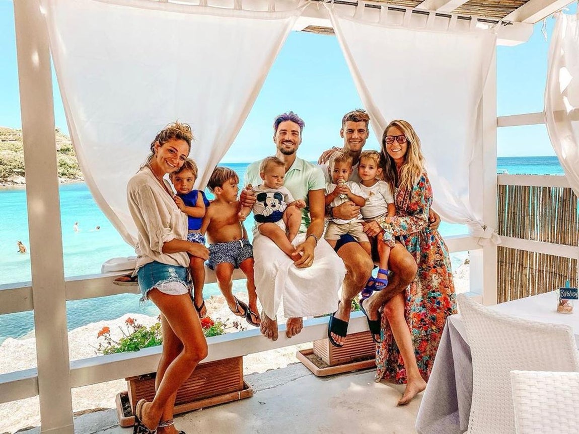 Amistades VIP. También han mostrado algunas instantáneas junto a otras celebrities italianas como el modelo Mariano Di Vaio, otro habitual de la Costa Esmeralda.