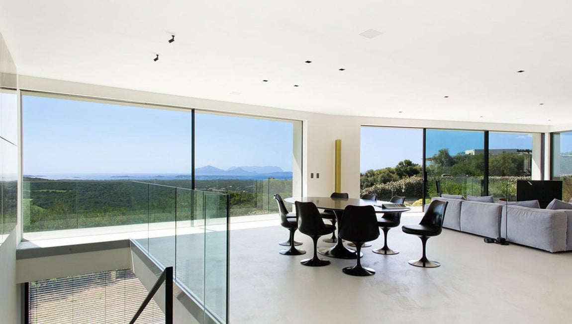 450 metros cuadrados. La superficie es de 450 metros cuadrados distribuida en dos plantas donde los espacios abiertos junto con los amplios ventanales contribuyen a que se vea de lo más luminosa. El salón principal se une con el comedor y presenta varias cristaleras que comunican con la terraza y un pequeño cenador exterior.