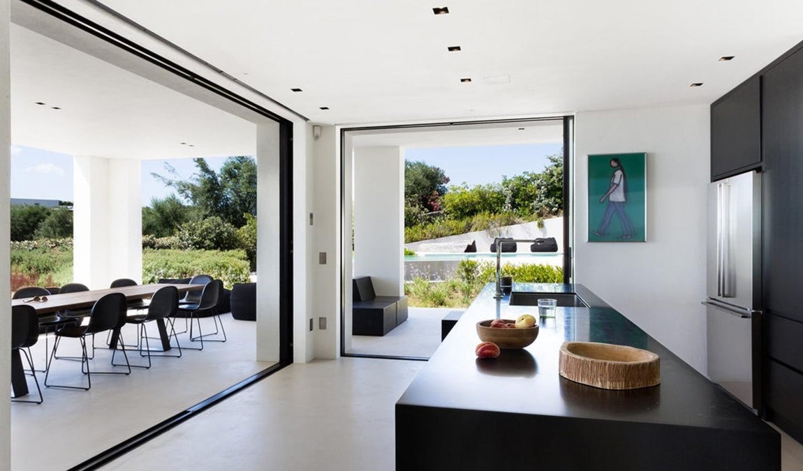 Minimalismo y vanguardia. La cocina americana, aunque sencilla, está equipada con electrodomésticos más punteros, siempre siguiendo la estética minimalista y vanguardista a partes iguales.