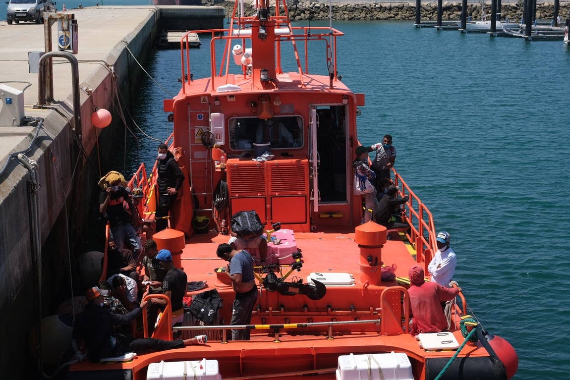 FOTOS: Remolcan una patera a Puerto América, en Cádiz