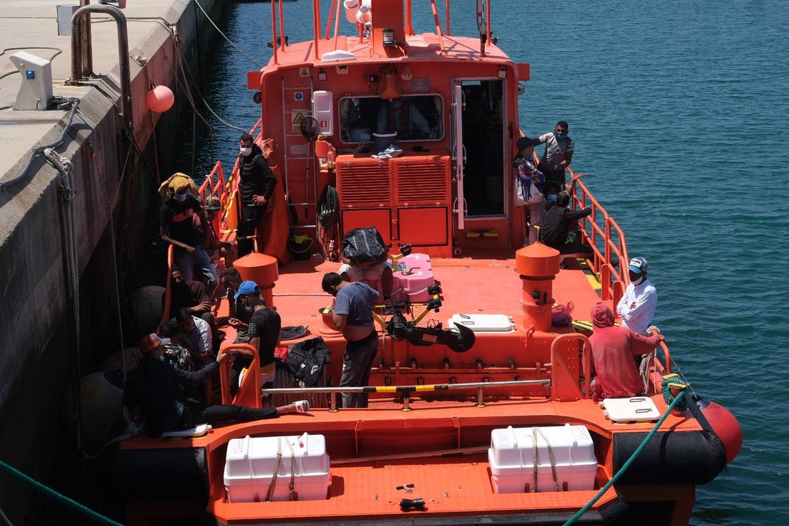 FOTOS: Remolcan una patera a Puerto América, en Cádiz