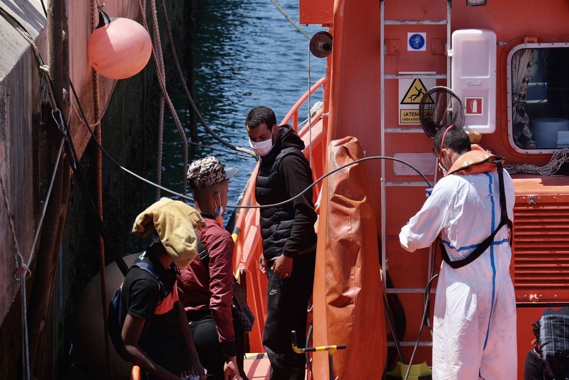 FOTOS: Remolcan una patera a Puerto América, en Cádiz