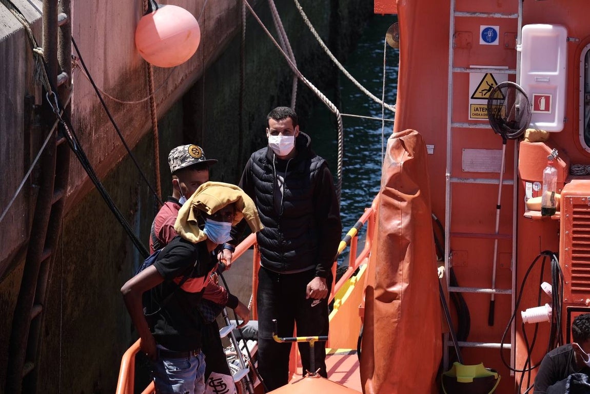 FOTOS: Remolcan una patera a Puerto América, en Cádiz