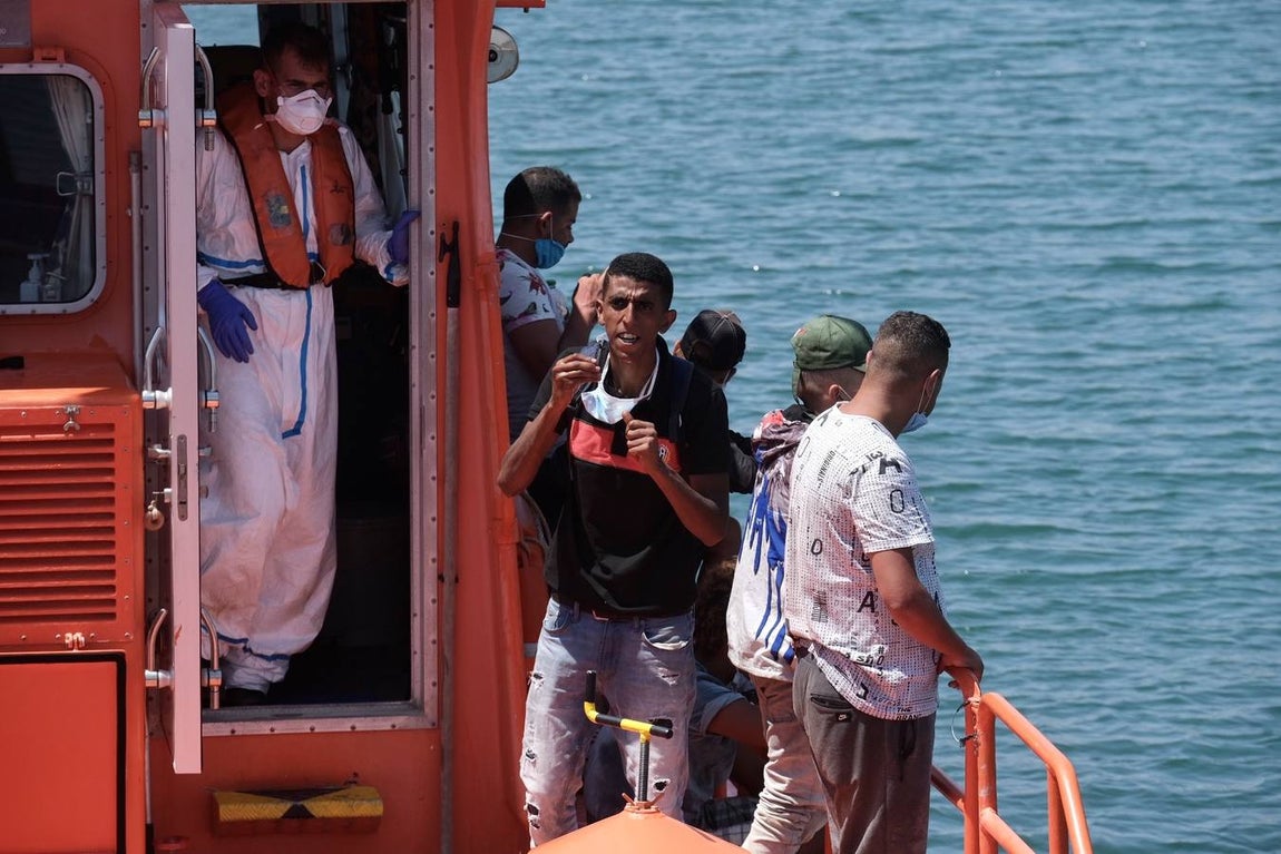 FOTOS: Remolcan una patera a Puerto América, en Cádiz