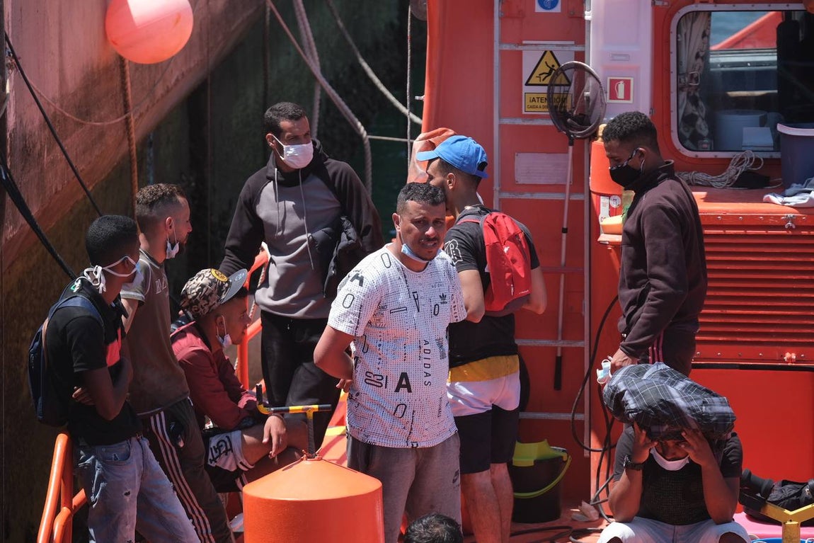 FOTOS: Remolcan una patera a Puerto América, en Cádiz